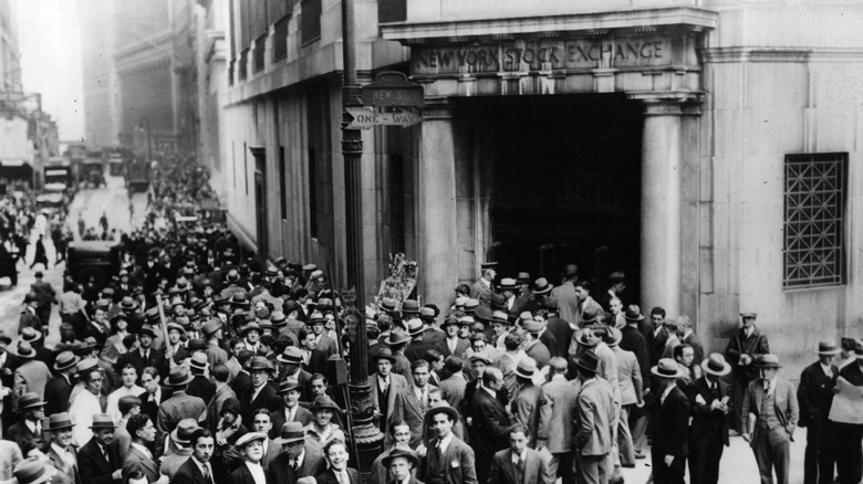 Množica na Wall Streetu v New Yorku po zlomu borze.