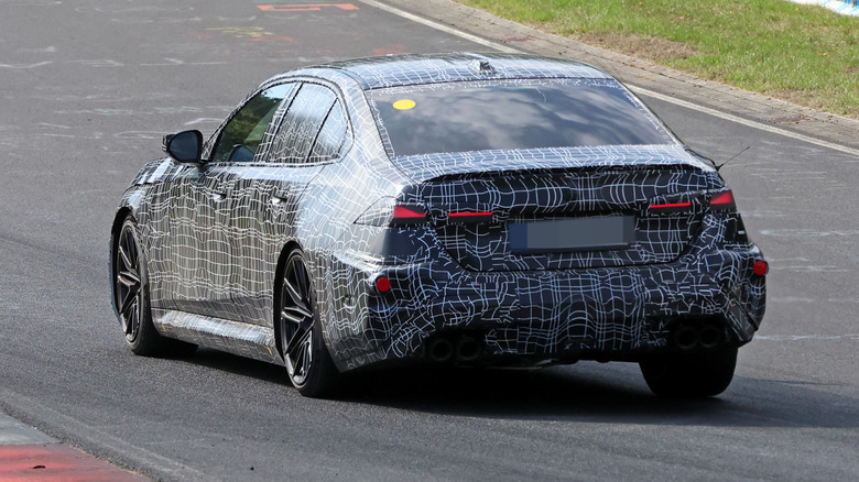 Pogled od zadaj 3/4 kamufliranega prototipa BMW M5