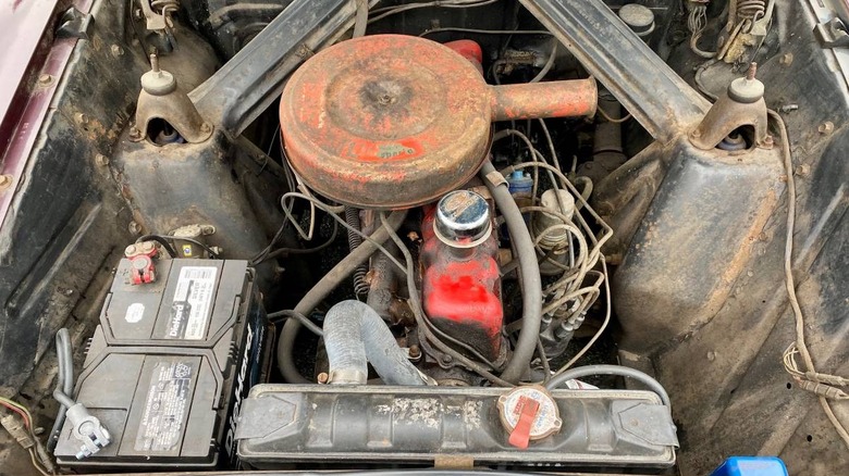 Slika motornega prostora kabrioleta Ford Falcon Futura iz leta 1964