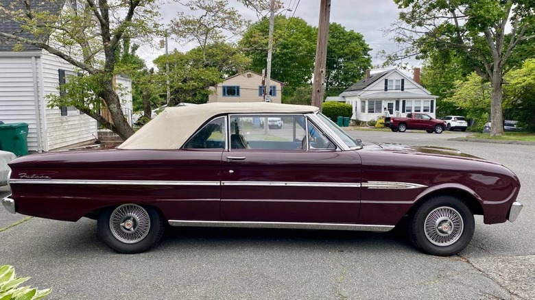 Celotna slika kabrioleta Ford Falcon Futura iz leta 1964 na sovoznikovi strani