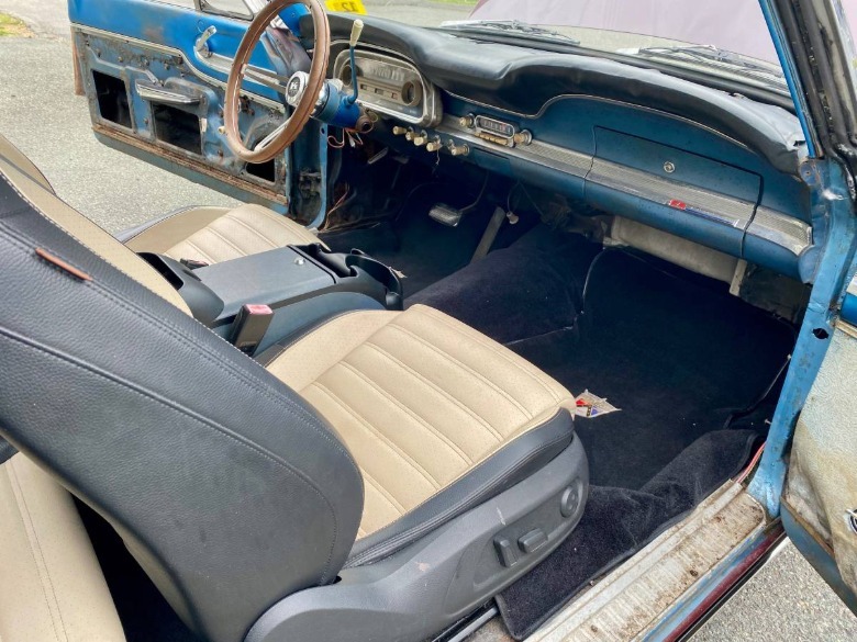 Slika notranjosti kabrioleta Ford Falcon Futura iz leta 1964