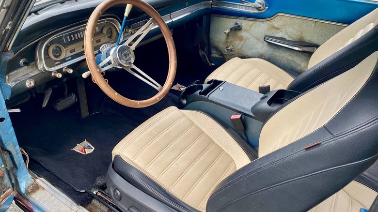 Slika notranjosti kabrioleta Ford Falcon Futura iz leta 1964