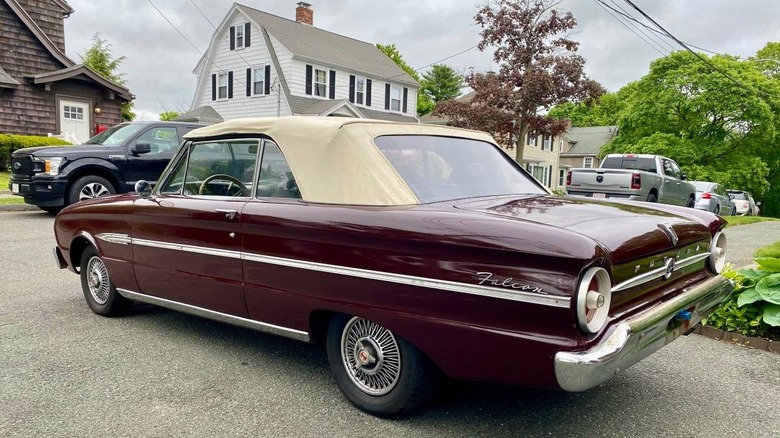 Tričetrtinska podoba zadnjega dela kabrioleta Ford Falcon Futura iz leta 1964
