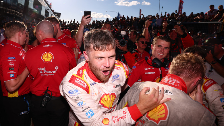 Brodie Kostecki, voznik #17 Shell V-Power Racing Team Ford Mustang GT slavi po zmagi na dirki Repco Bathurst 1000, ki je del prvenstva Supercars 2026 v Mount Panorama 11. oktobra 2026 v Bathurstu v Avstraliji.