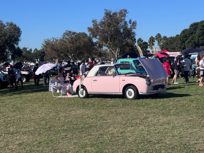 Nissan Figaro v roza barvi