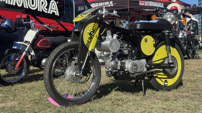 Motocikel Honda S65, ki ga je spremenil Bhumemoto