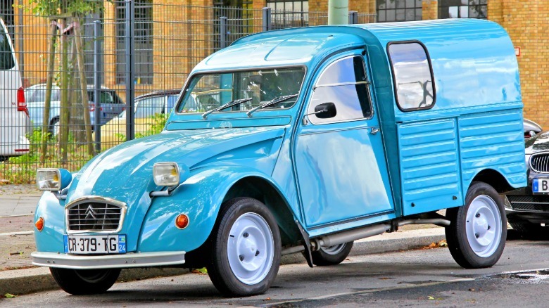 Pogled od spredaj 3/4 originalnega Citroëna 2 CV Fourgonnette, parkiranega na mestni ulici