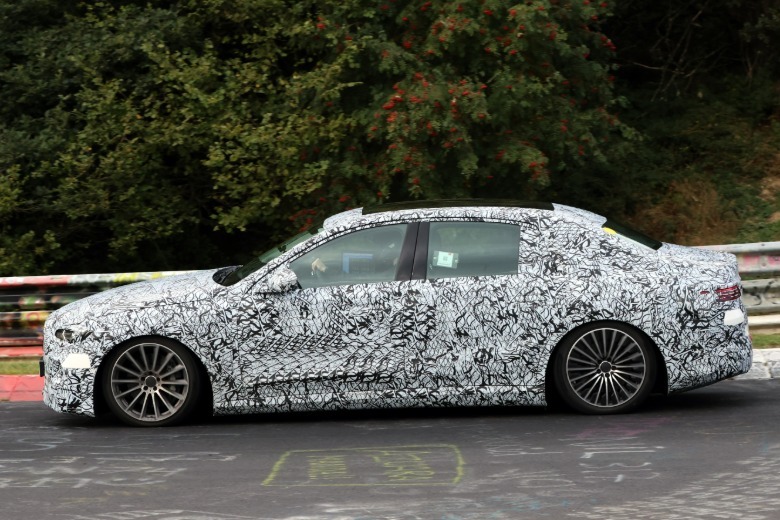 Pogled od strani kamufliranega prototipa EV Mercedes-Benz razreda E