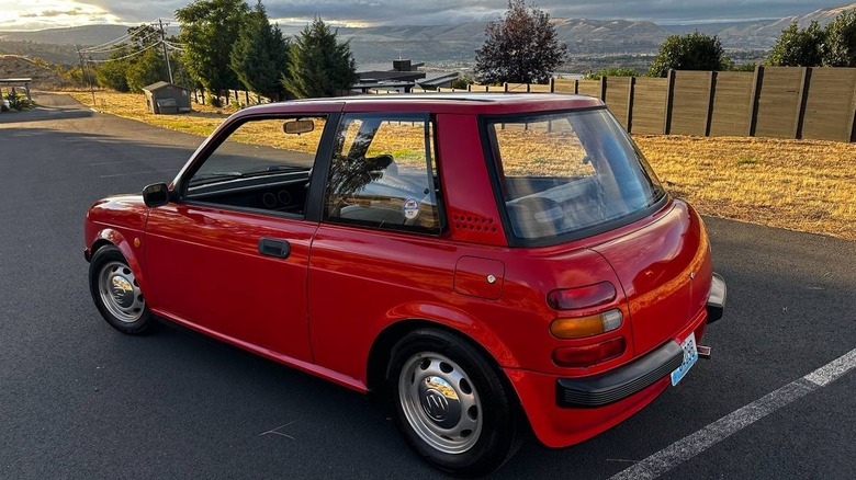 Tričetrtinska slika zadaj Nissan Be-1 iz leta 1987