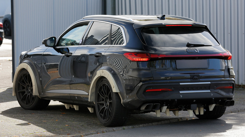Zadnji del testne mule Porsche SUV s karoserijo Audi Q5