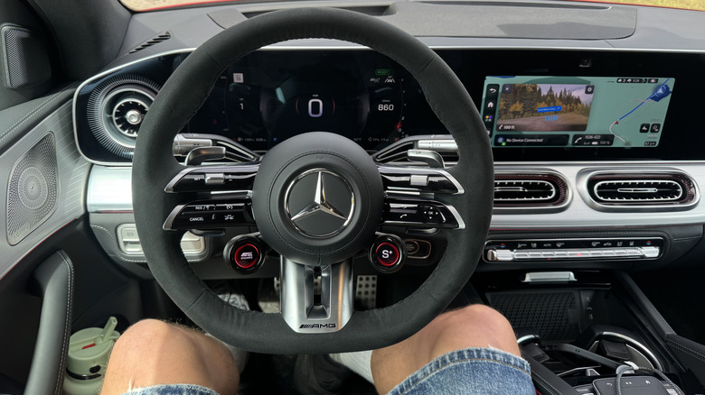 Fotografija mojega POV na voznikovem sedežu GLE53 s črno notranjostjo