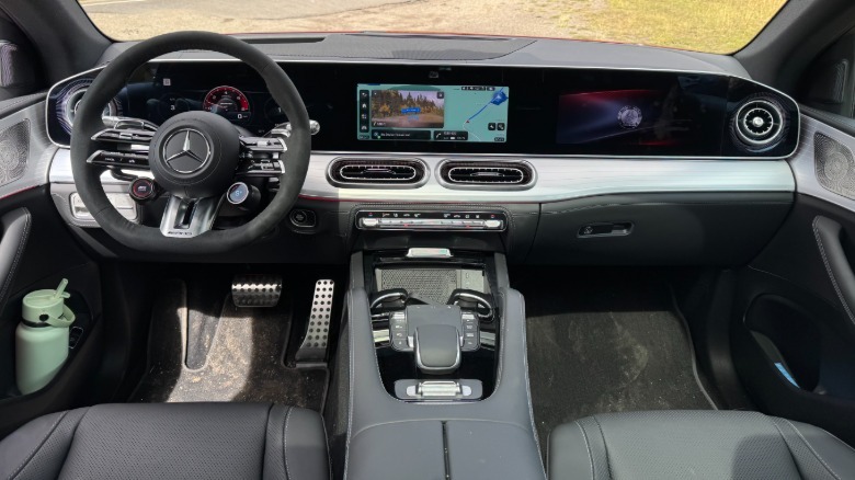 Širok posnetek armaturne plošče v GLE53 Coupe s črno usnjeno notranjostjo, ki prikazuje Superscreen z umazanijo, vidno iz vetrobranskega stekla