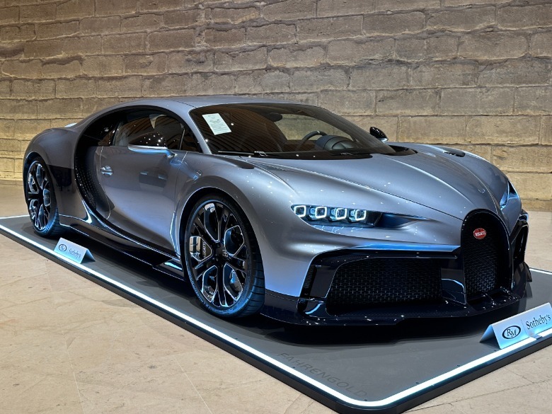 Pogled od spredaj 3/4 na Bugatti Chiron Profilée