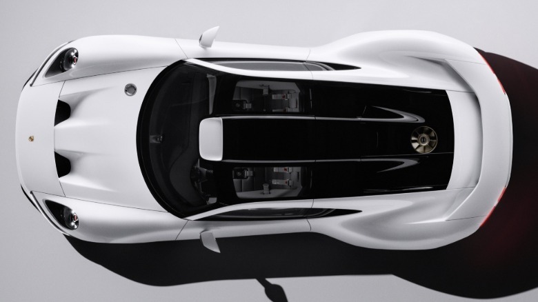 Pogled od zgoraj navzdol na beli koncept Porsche Mission S