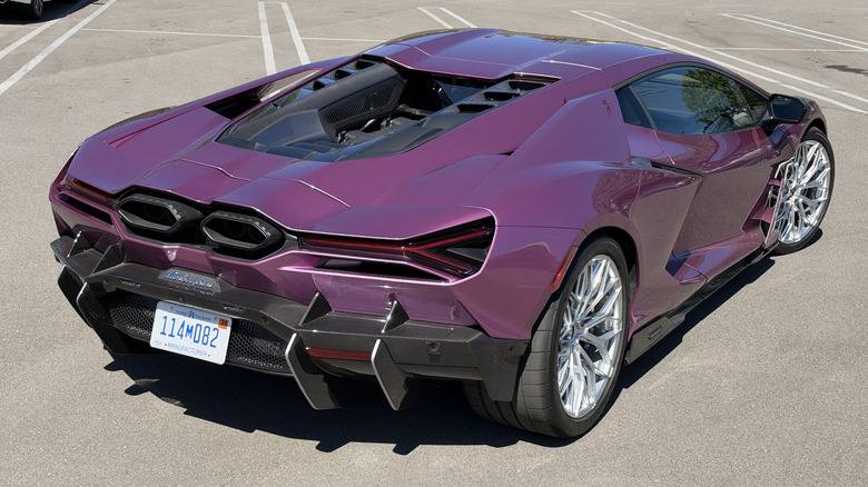 Pogled od zadaj 3/4 na roza Lamborghini Revuelto