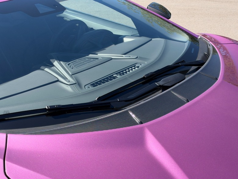 Detajl pokrova motorja na roza Lamborghini Revuelto