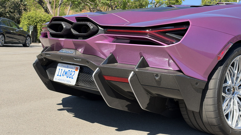 Zadnji del roza Lamborghini Revuelto