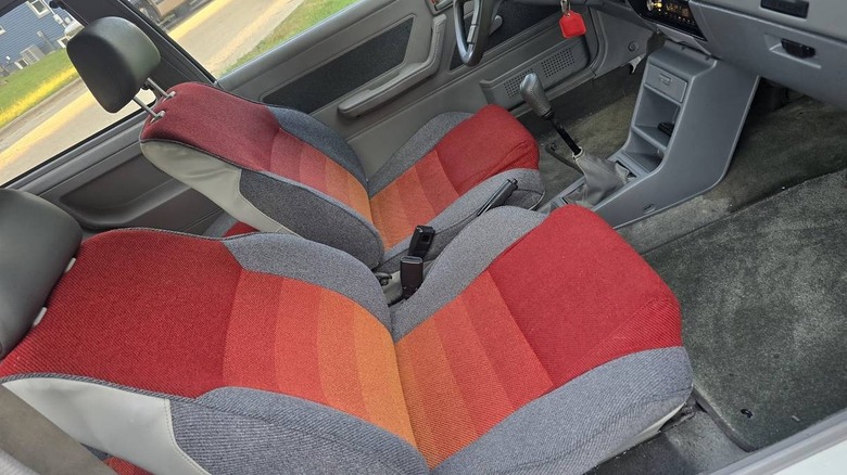 Slika sprednjih sedežev Chevy Sprint Turbo iz leta 1987