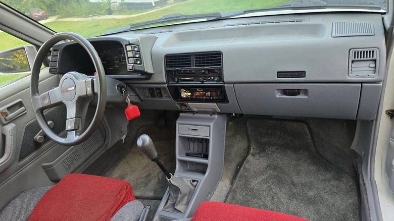 Slika armaturne plošče Chevy Sprint Turbo iz leta 1987