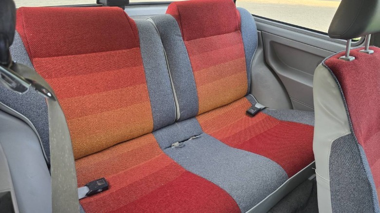 Slika zadnjih sedežev Chevy Sprint Turbo iz leta 1987