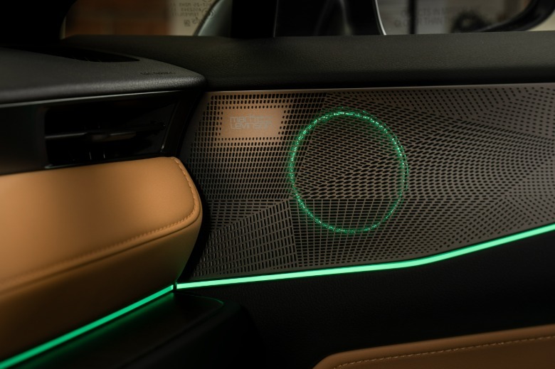 Detajl notranjosti Lexusa NX letnik 2027