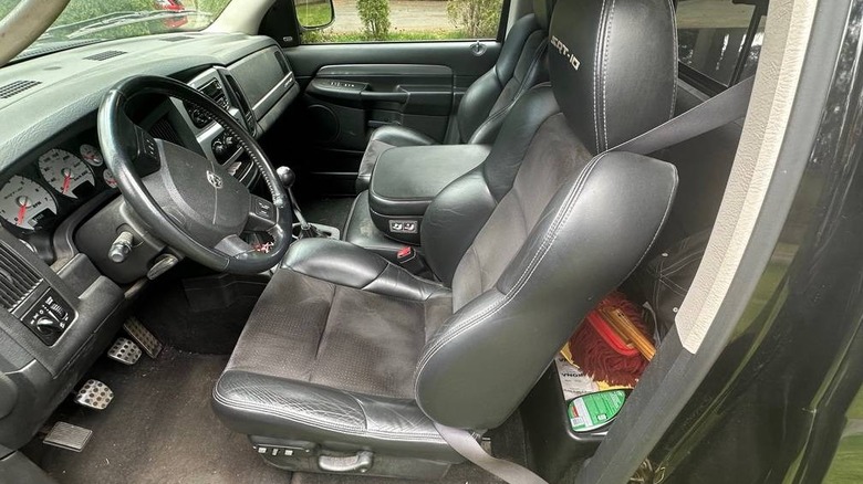 2004 Ram SRT-10 Standardna slika notranjosti kabine skozi voznikova vrata