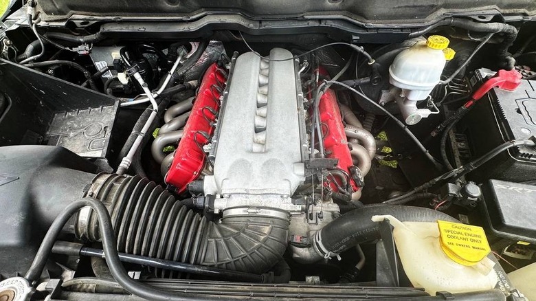 2004 Ram SRT-10 Standardna slika motornega prostora v kabini