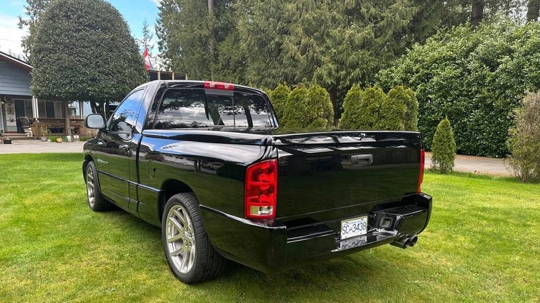 2004 Ram SRT-10 standardna kabina tričetrtinska slika zadaj