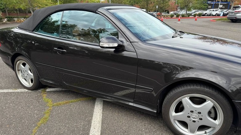 Slika sovoznikove strani kabrioleta Mercedes-Benz CLK 430 iz leta 2001