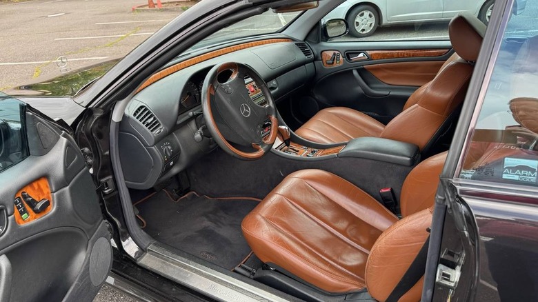 Slika notranjosti kabrioleta Mercedes-Benz CLK 430 iz leta 2001