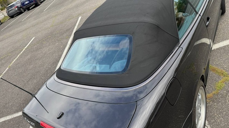 Slika podrobnosti zadnjega stekla kabrioleta 2001 Mercedes-Benz CLK 430