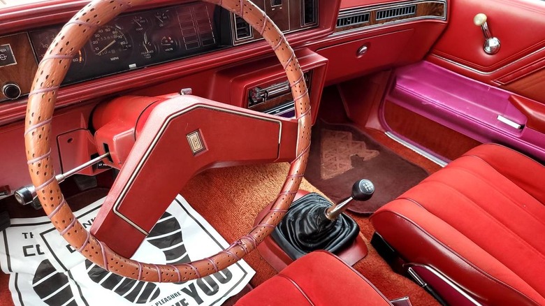 Slika armaturne plošče Olds Cutlass Salon Brougham iz leta 1978
