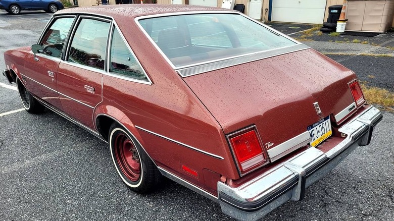 Zadnja tričetrtinska slika Olds Cutlass Salon Brougham iz leta 1978