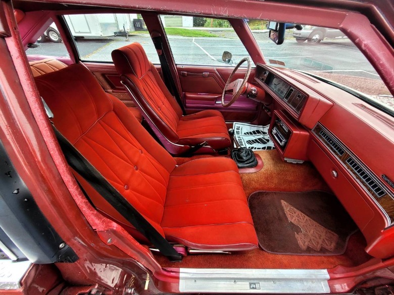 Slika notranjosti salona Olds Cutlass Salon Brougham iz leta 1978