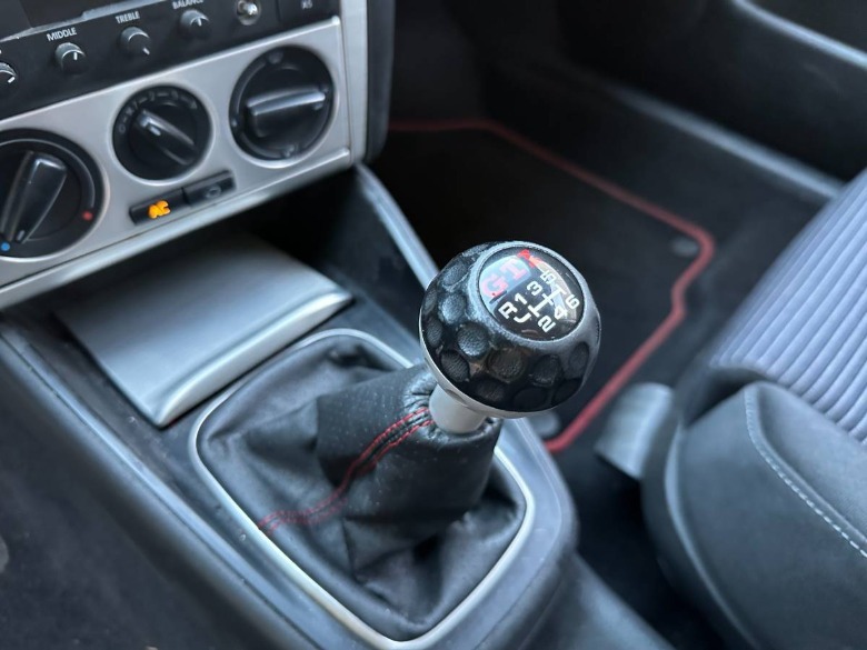 Slika prestavne ročice Volkswagen GTI 337 iz leta 2002