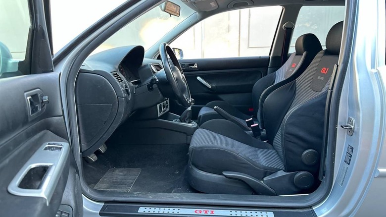 Slika notranjosti Volkswagen GTI 337 iz leta 2002
