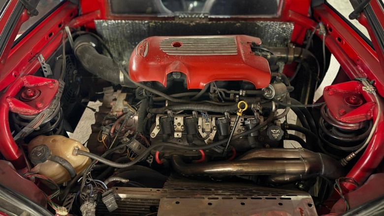 Motorni prostor Geo Metroja z zamenjavo motorja V8 LS na sredini