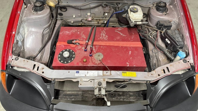 Pogled pod pokrovom motorja Geo Metro z motorjem V8, ki je zamenjan z gorivno celico