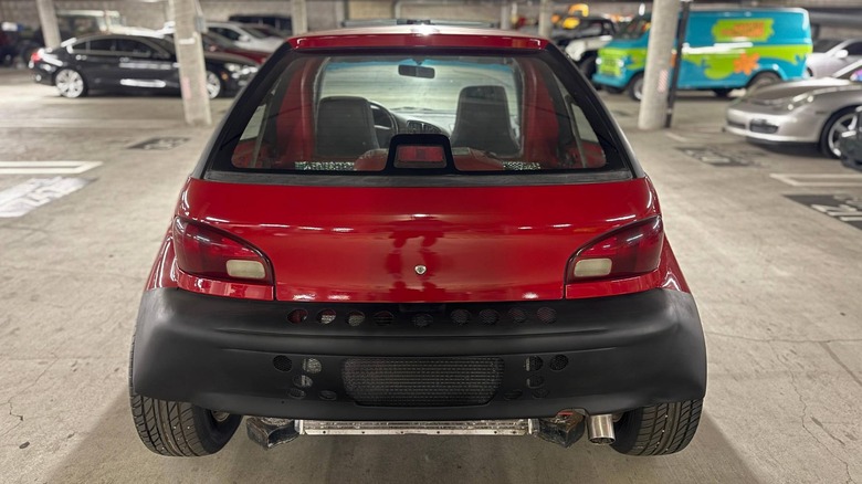 Pogled od zadaj na rdeči Geo Metro z zamenjavo motorja V8 na sredini in perforiranim zadnjim odbijačem za hlajenje