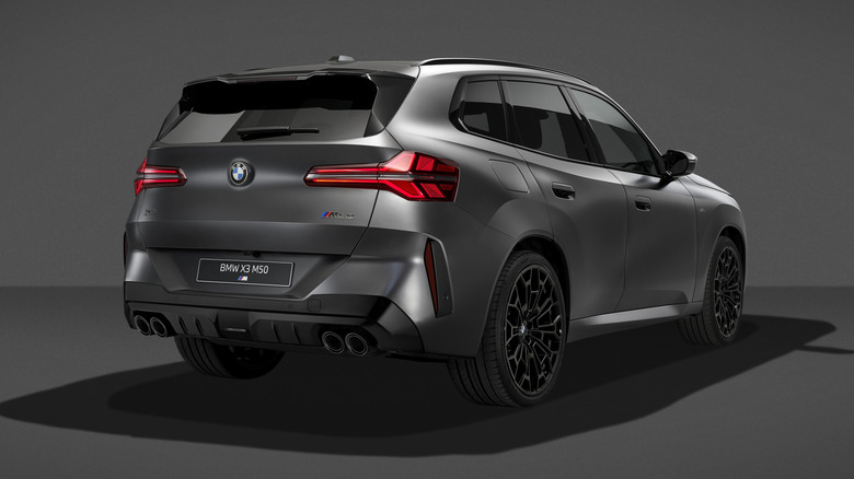Pogled od zadaj na BMW X3 M50 xDrive 2027 s črnim paketom.