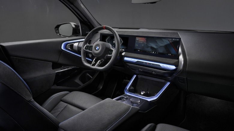 Notranjost BMW X3 M50 xDrive 2027 s črnim paketom.