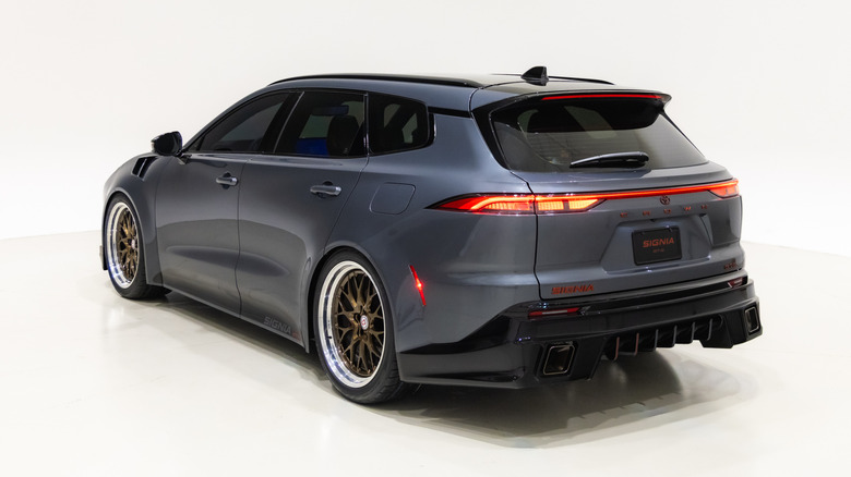 Tričetrtinski pogled od zadaj na Toyota Crown Signia GT-S Performance Concept.