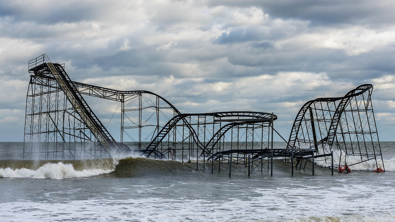 Tobogan Jet Star viden v Atlantskem oceanu pri kraju Seaside Heights v New Jerseyju v ZDA po orkanu Sandy