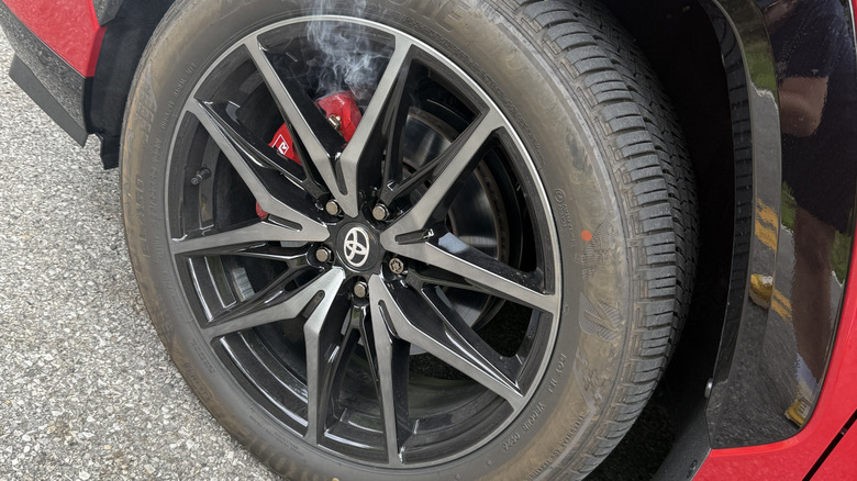 Zadimljene zavore na Toyoti RAV4 GR Sport