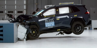 2026 Audi Q3 in Toyota RAV4 PHEV nista uspešna v posodobljenem preskusu trčenja z zmernim prekrivanjem IIHS